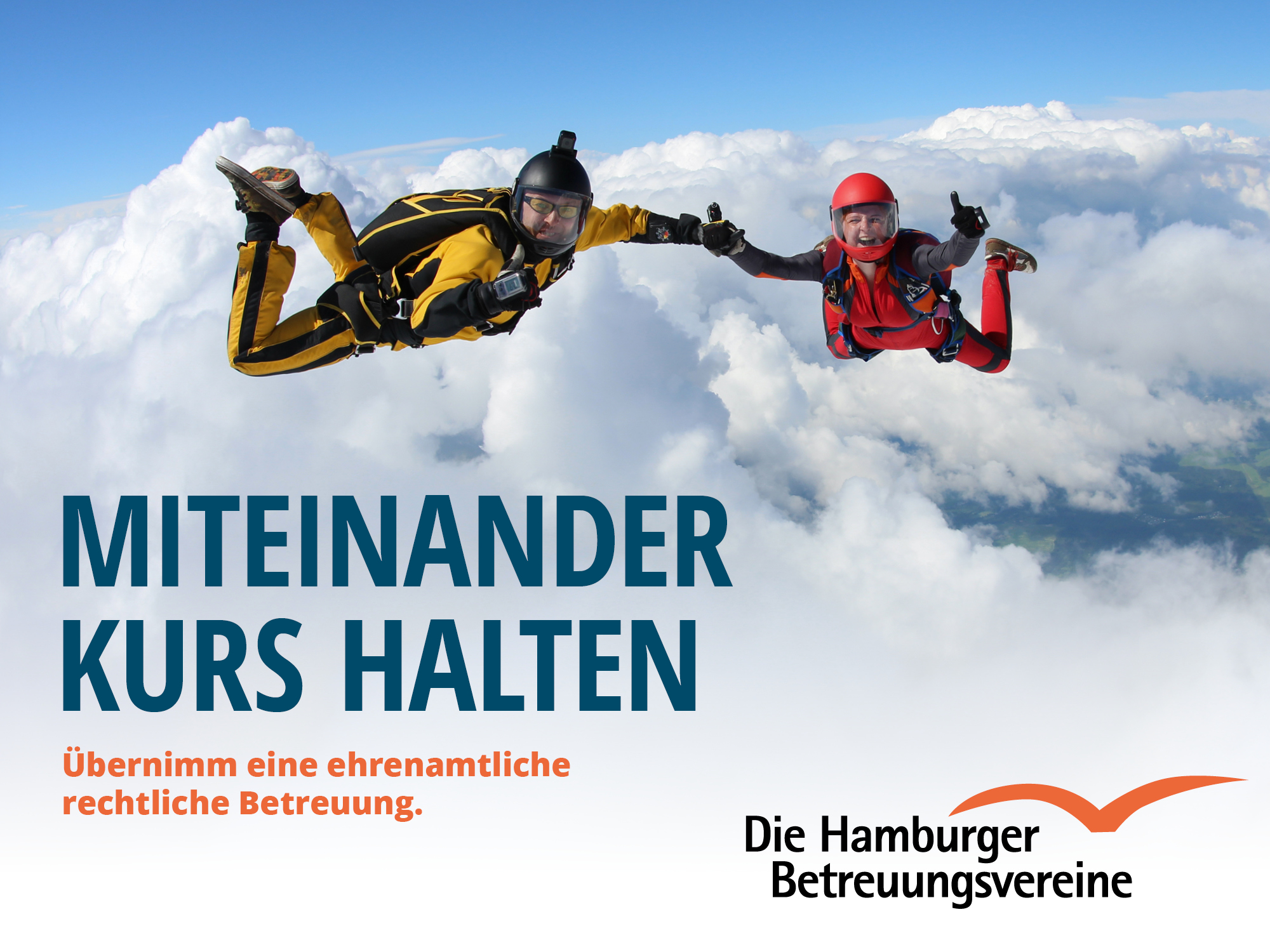 Zwei Fallschirmspringer in den Wolken